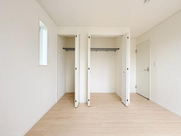 藤沢市城南２丁目の新築一戸建の収納|2つに分かれた収納スペースが使いやすい構造です。床や壁面が明るいため収納内部も見やすい印象です。ハンガーパイプ付きで衣類の整理がしやすいです。窓からの採光で明るさも感じられます。
