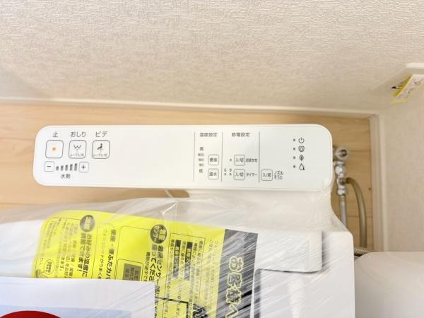 藤沢市城南２丁目の新築一戸建のその他|すっきりとしたデザインの温水洗浄便座が備え付けられています。操作パネルもシンプルで使いやすい印象です。トイレ空間がより快適に感じられます。新生活にうれしい設備です。設備面も整っています。