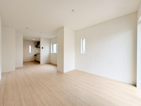 藤沢市城南２丁目の新築一戸建の居間・リビング|約15.62帖のLDK。リビングは木目調の床が落ち着いた雰囲気を演出しています。明るい色合いのクロスと窓からの採光で全体が明るく感じられます。広々とした空間設計により自由なレイアウトも可能です。