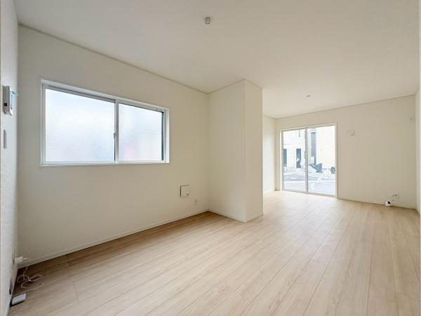 藤沢市城南２丁目の新築一戸建の居間・リビング|リビングはホワイト調の壁とナチュラルなフローリングで開放感があります。大きな窓が配置されており日中は自然光をたっぷり取り入れられます。シンプルな空間なので家具の配置もしやすいです。