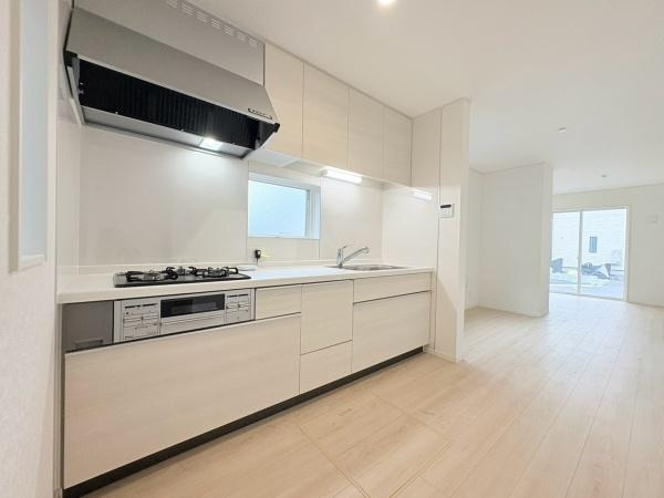 藤沢市城南２丁目の新築一戸建のキッチン|シンプルなデザインのキッチンでお手入れも楽に行えます。収納スペースが豊富で使い勝手が良いです。明るい窓から光が差し込むので爽やかな印象の空間です。清潔感のあるカラーで統一されています。