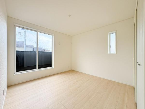 藤沢市城南２丁目の新築一戸建の寝室|2面採光。大きな窓から自然光が入り明るい雰囲気の寝室です。シンプルな内装は様々なインテリアに合わせやすいです。クローゼット付きで収納も確保されています。清潔感のある空間が広がっています。
