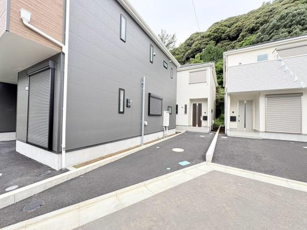 藤沢市城南２丁目の新築一戸建の駐車場|ゆとりあるスペースの駐車場が魅力的です。道路からそのままアクセスできるので便利です。敷地内にしっかりと確保されています。建物との距離感も十分です。手入れのしやすい舗装された駐車場です。
