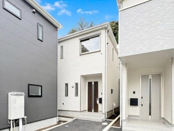 藤沢市城南２丁目の新築一戸建の外観|白を基調としたシンプルな外観が印象的です。直線的なデザインがモダンな印象を与えます。玄関までのアプローチがゆったりとしており使いやすい配置となっています。窓の配置がバランスよく設計されています。