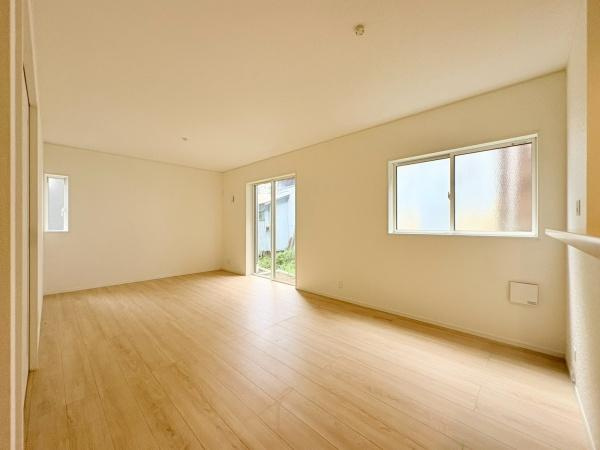 藤沢市城南２丁目の新築一戸建の居間・リビング|リビングは大きな窓から自然光がたっぷりと差し込み明るく開放的な空間です。床は淡い木目調で室内全体がすっきりとした印象となっています。シンプルな設計でお好みのインテリアを配置しやすい点も魅力です。