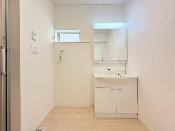 藤沢市城南２丁目の新築一戸建の独立洗面台|明るい内装の洗面台・洗面所です。清潔感がありシンプルなデザインが特徴です。鏡も広く使いやすい空間が広がっています。収納スペースも備えられており日々の使い勝手にも配慮されています。