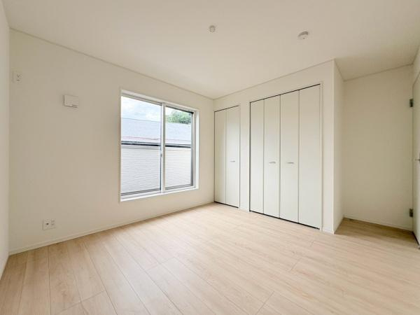 藤沢市城南２丁目の新築一戸建の寝室|大きな窓から自然光がしっかり入り室内が明るく感じられます。収納スペースも豊富な寝室です。清潔感のある内装でシンプルなデザインが魅力です。無駄のないレイアウトで家具の配置も自由に検討いただけます。