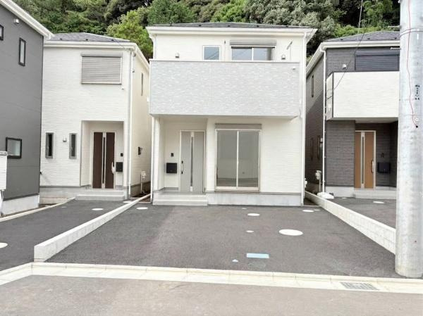 藤沢市城南２丁目の新築一戸建の駐車場|駐車場が建物の目の前に配置されているため車の出し入れがスムーズに行えます。ゆとりのあるスペースで複数台の駐車も可能です。アスファルト舗装で雨の日も足元が汚れにくい点が特長です。