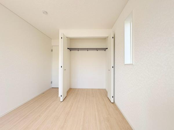 藤沢市城南２丁目の新築一戸建の収納|クローゼットの扉が大きく開き内部もすっきりとした設計です。シンプルな内装でお部屋全体が明るく見えます。収納スペースにゆとりがあり日々の整理整頓もしやすい印象です。