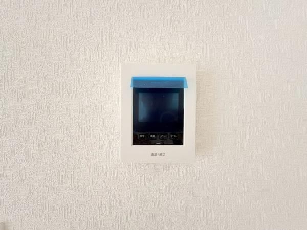 藤沢市城南２丁目の新築一戸建のその他|シンプルなデザインのモニター付きインターホンが設置されています。来客が確認しやすく防犯面でも役立ちます。壁面との調和が取れたカラーリングです。操作パネルが見やすい配置となっています。