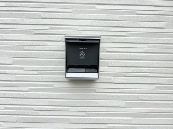 藤沢市城南２丁目の新築一戸建のその他|シンプルなデザインのインターホンが設置されています。外壁のテクスチャーと調和しており清潔感が感じられます。設置位置も程よく外観にすっきりとした印象を与えます。