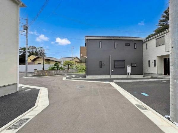 藤沢市城南２丁目の新築一戸建の前面道路含む現地写真|広々とした前面道路が印象的な現地写真です。周辺には新築住宅が並び落ち着いた雰囲気が感じられます。道路部分は舗装され住まいへのアクセスも安心です。電柱や街並みもすっきりとしており清潔感があります。