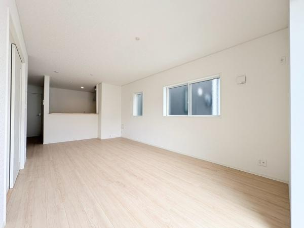 藤沢市城南２丁目の新築一戸建の居間・リビング|約16.6帖のLDK。大きな窓から自然光がしっかりと入るリビングです。広々とした空間が特徴で家具のレイアウトも楽しめます。キッチンの横にサービスルームがあるところが特徴的です。