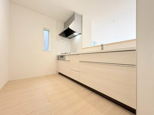藤沢市城南２丁目の新築一戸建のキッチン|清潔感のあるシンプルなキッチンです。収納スペースが豊富でお手入れしやすい仕様となっています。カウンターキッチンのため家族と会話を楽しみながら料理ができます。