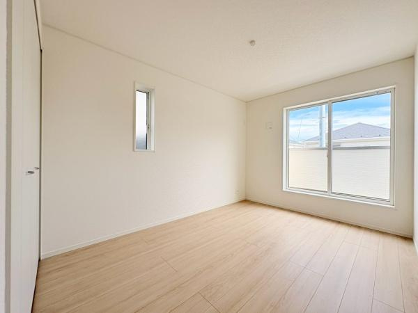 藤沢市城南２丁目の新築一戸建の寝室|二面採光が確保された明るい寝室です。シンプルな壁色とフローリングでインテリアの自由度も高まります。収納スペースも備わっておりゆったりした空間が広がっています。静かな環境で落ち着いた時間を過ごせます。