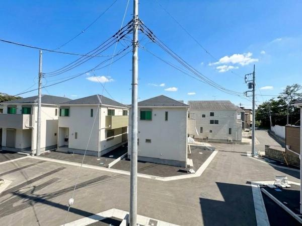 藤沢市城南２丁目の新築一戸建のその他|現地からの眺望を活かした開放感のある空間が広がっています。周囲に建物が並び住宅地ならではの落ち着いた景観が楽しめます。晴れた日には青空が広がり明るい印象を与えます。