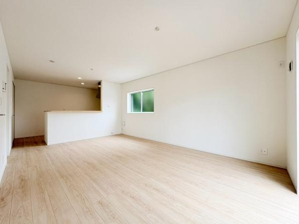 藤沢市城南２丁目の新築一戸建の居間・リビング|南向きの大きな窓から採光がしっかり確保された明るく開放感のあるリビングです。ナチュラルなフローリングが空間を広く見せます。四角く形の整ったリビングは帖数以上に広い印象があります。