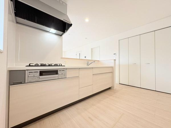 藤沢市城南２丁目の新築一戸建のキッチン|キッチンはシンプルで洗練されたデザインです。収納スペースが豊富で作業がしやすい造りになっています。広々とした空間が特徴で使い勝手にも配慮されています。明るい色合いが空間全体をすっきりと見せています。