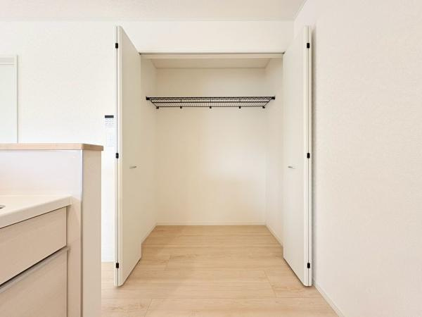 藤沢市城南２丁目の新築一戸建の収納|キッチンのすぐ横に広い収納があり、パントリーとしても家族共用の収納スペースとしてもご利用いただくことが可能です。1階の収納があると水などの重たいものを2階に持っていく必要がなく便利です。