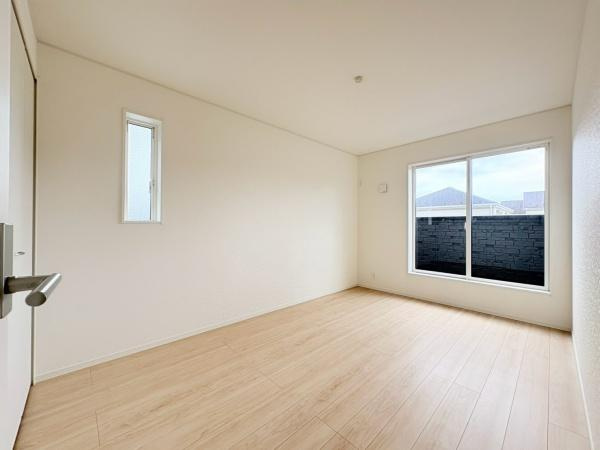 藤沢市城南２丁目の新築一戸建の洋室|大きな窓からたっぷりと自然光が差し込む洋室です。シンプルな内装でお好みに合わせたインテリアが楽しめます。開放的な空間が広がり使い方も自在です。木目調の床が落ち着いた印象を与えます。