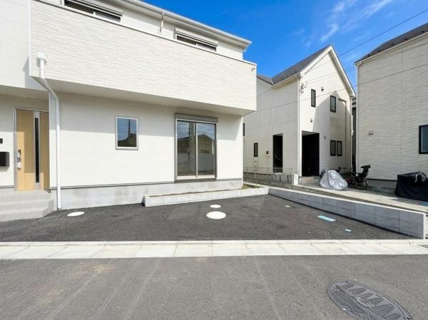 藤沢市城南２丁目の新築一戸建のその他|白を基調とした外観がすっきりとした印象を与えます。シンプルなデザインで周囲との調和も感じられます。窓配置がバランス良く設計されており直線的なフォルムが魅力です。