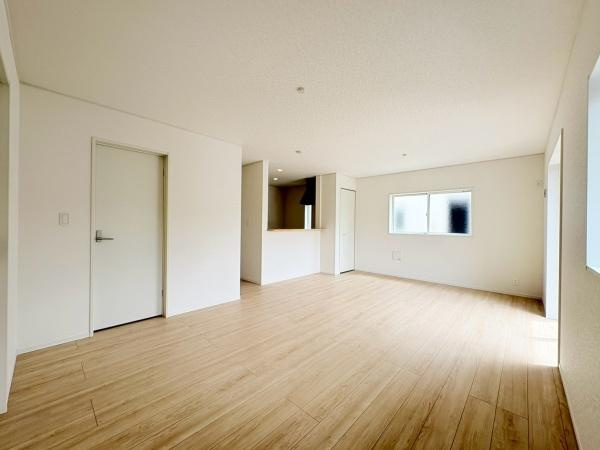 藤沢市城南２丁目の新築一戸建の居間・リビング|約18.7帖のLDKです。室内は窓からの自然光が入る設計になっています。開放感のある空間が広がっており家具の配置も自由に考えられます。リビングダイニングがほぼ真四角で使いやすい間取りとなっています。