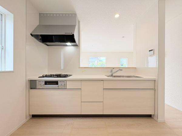 藤沢市城南２丁目の新築一戸建のキッチン|明るく開放的な雰囲気のキッチンです。効率的な収納スペースが充実しています。窓からの自然光が差し込みます。コンロやシンクの配置がバランス良く整っています。全体的に使いやすさと清潔感があります。