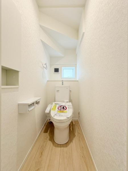 藤沢市城南２丁目の新築一戸建のトイレ|明るい空間に設計されたトイレは清潔感のある内装が特徴です。小窓付きで通気性も考慮されています。床材はナチュラルな色合いで落ち着いた雰囲気を演出します。