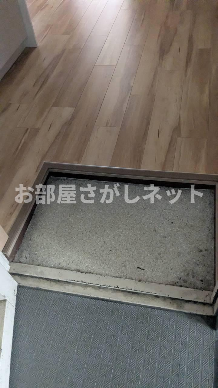 春月ビルの玄関