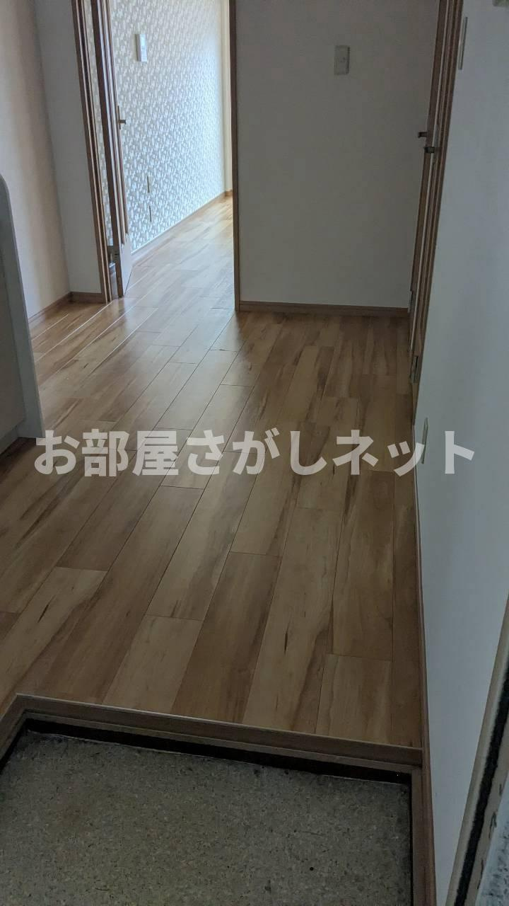 春月ビルの玄関