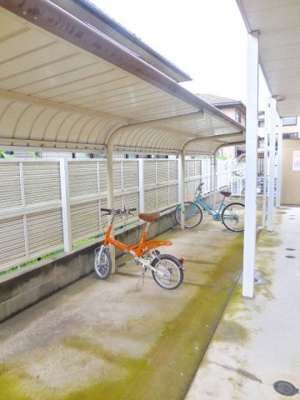 【その他】 | レオパレスＫＯＴＯＢＵＫＩ | 屋根付き駐輪場は無料でご利用頂けます。