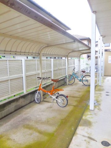 【その他】 | レオパレスＫＯＴＯＢＵＫＩ | 屋根付き駐輪場は無料でご利用頂けます。