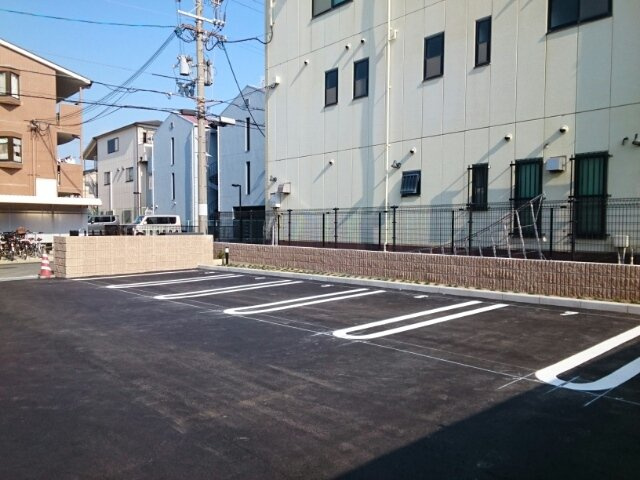 グランディール鳳の駐車場