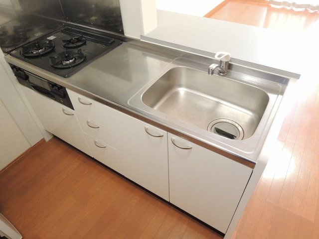 レオパレス南逆井のキッチン|ガスコンロ３口のカウンターキッチン