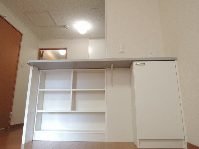 レオパレス南逆井のその他|カウンターの下は収納可能