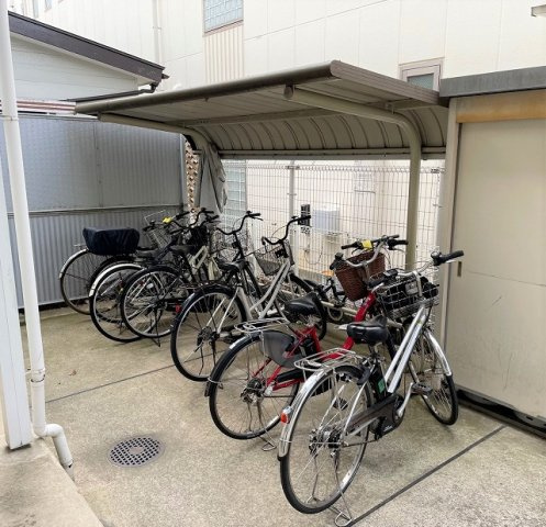 レオパレスレジェンスのその他|屋根付き駐輪場完備