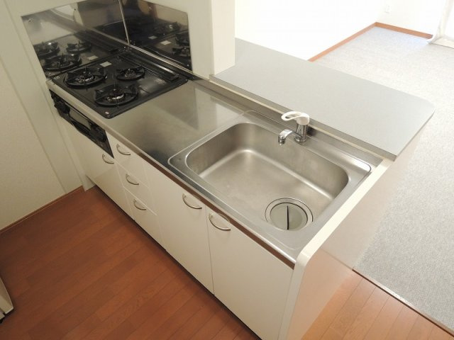 レオパレス南逆井のキッチン|ガスコンロ３口のカウンターキッチン