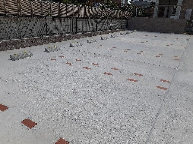 クレセントの駐車場