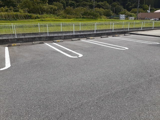 メゾンビューⅢの駐車場