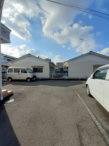 モダンの駐車場