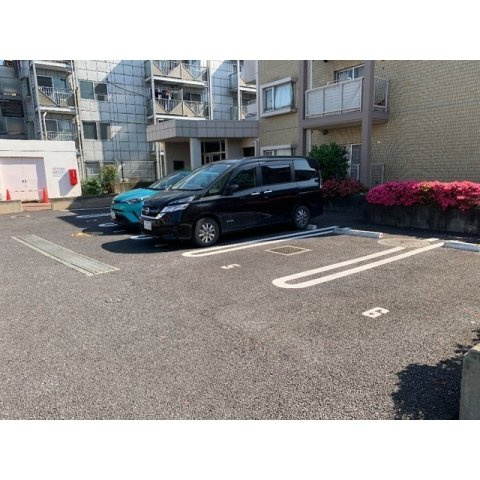 メゾンタジマの駐車場