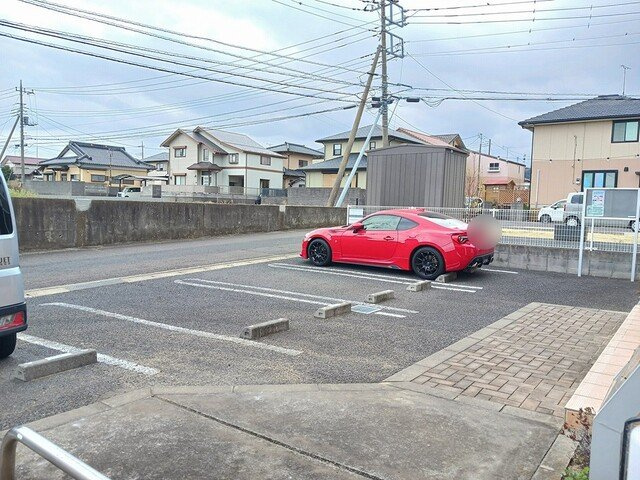 エレガンテ・カーサの駐車場