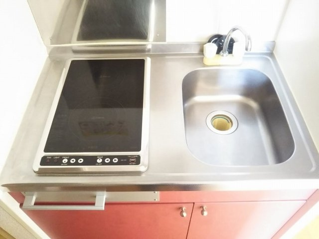 レオパレスアムールのキッチン|2口ラジエントヒーター付き。部屋により設備が異なる場合あり。