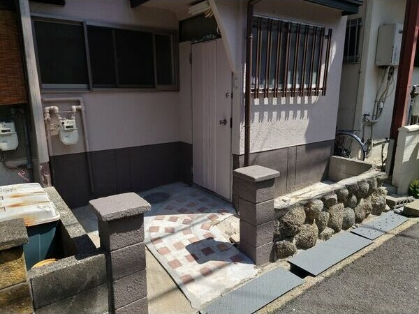 黒原旭貸家のエントランス