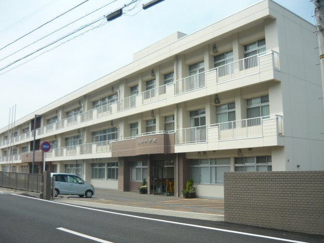 カサブランカ　Ⅲの周辺|松柏小学校まで1300m