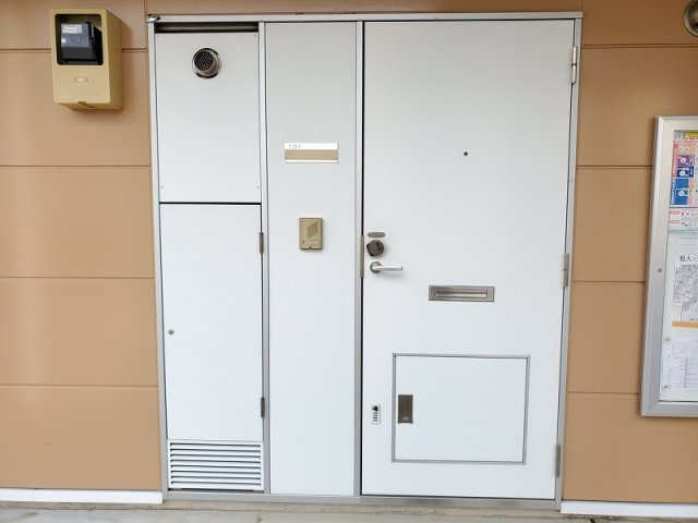 レオパレスプルミエの玄関