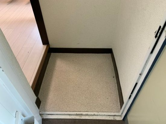 トシダビルの玄関