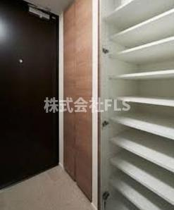新宿区新宿６丁目の賃貸マンションの玄関
