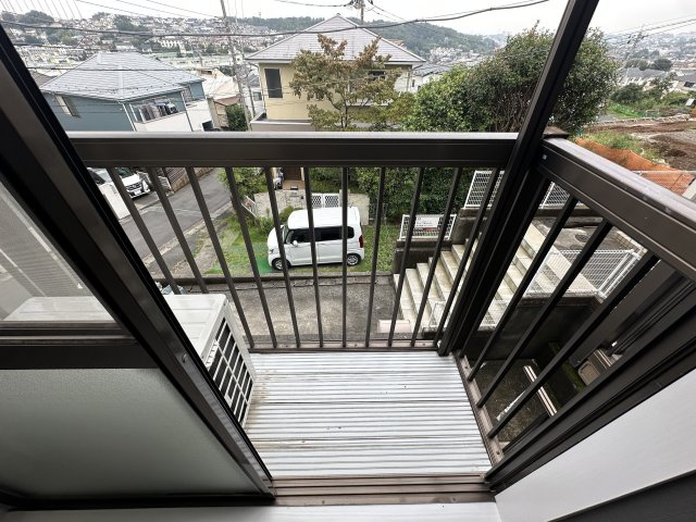 川崎市麻生区高石３丁目のアパートのバルコニー