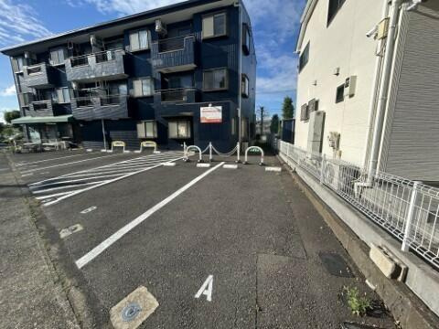 調布市染地３丁目の賃貸マンションの駐車場